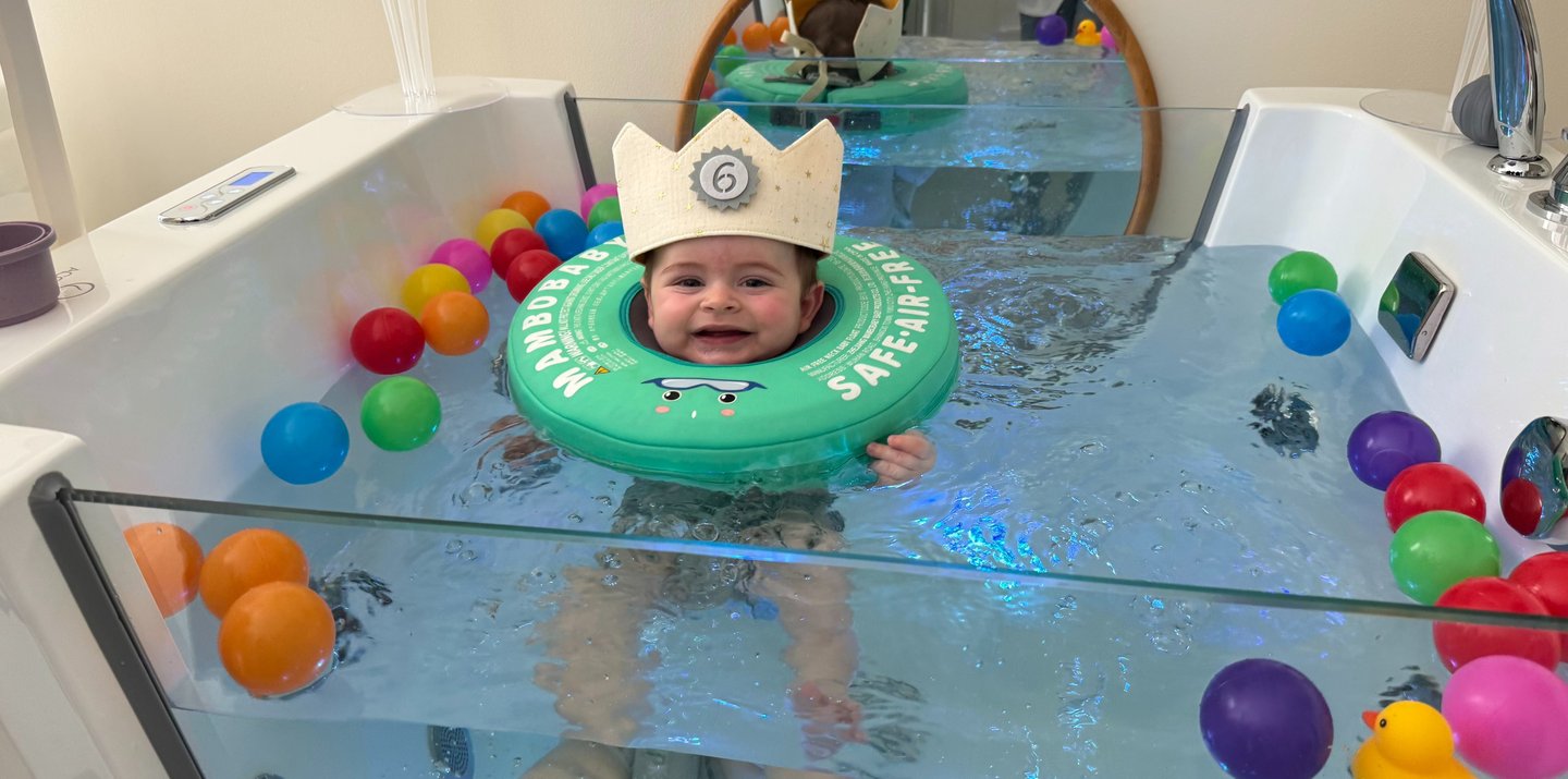 Bebé em sessão de baby spa na Bloom 1